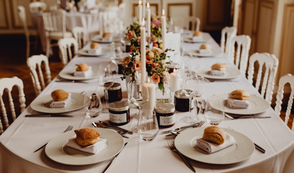 Salle de réception mariage élégante dressée pour le dîner des invités