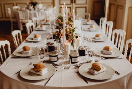 Salle de réception mariage élégante dressée pour le dîner des invités