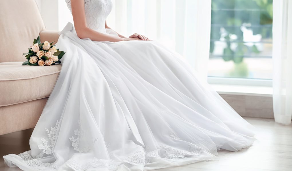 Future mariée en robe élégante tenant son bouquet, à découvrir lors des salons du mariage de novembre 2026 en Belgique