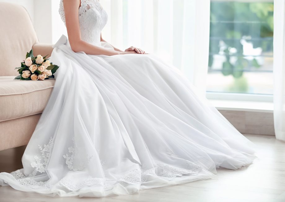 Future mariée en robe élégante tenant son bouquet, à découvrir lors des salons du mariage de novembre 2026 en Belgique