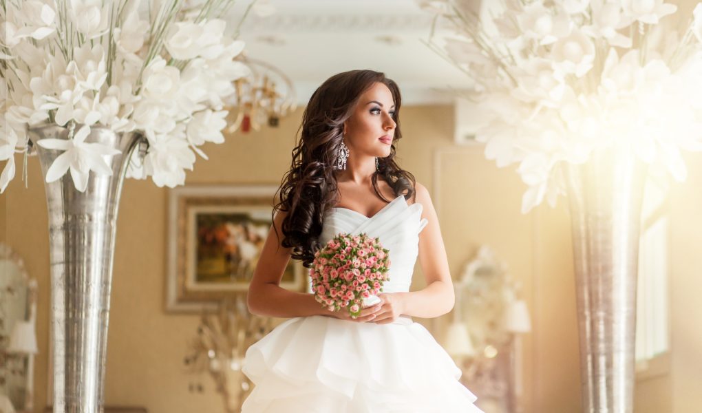 Future mariée en robe blanche, prête à se marier en 2027