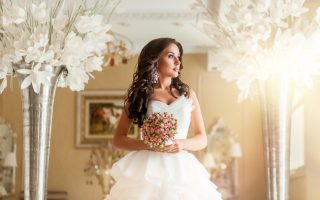 Future mariée en robe blanche, prête à se marier en 2027