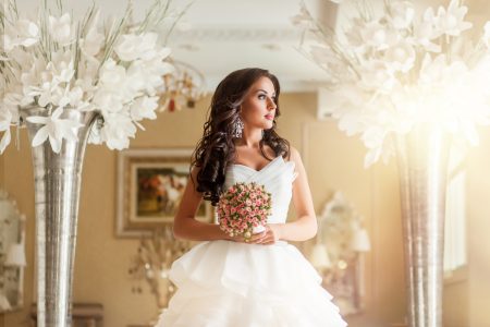 Future mariée en robe blanche, prête à se marier en 2027