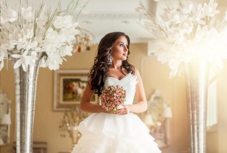 Future mariée en robe blanche, prête à se marier en 2027