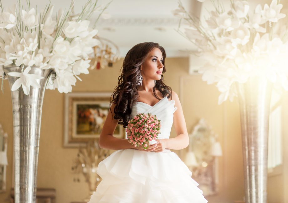 Future mariée en robe blanche, prête à se marier en 2027